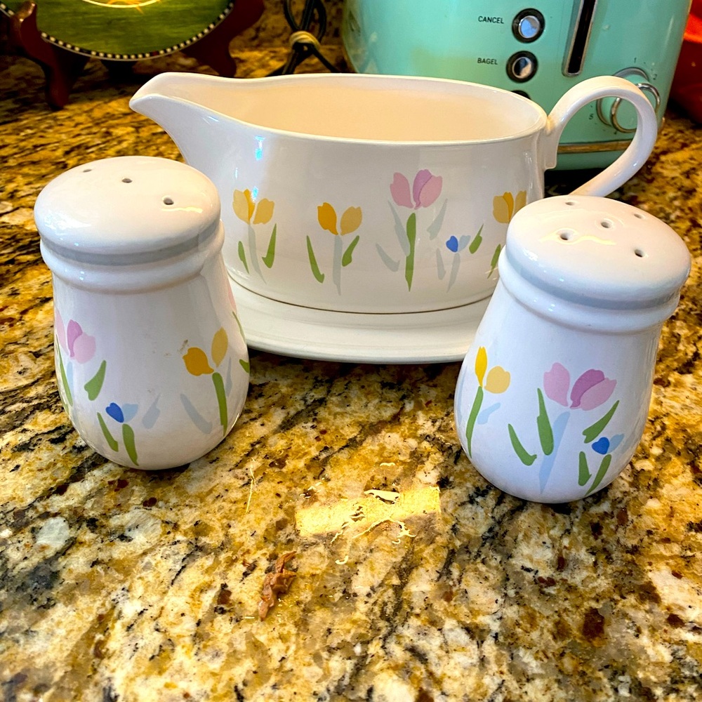 STUDIO NOVA FRESH MINT GRAVY BOAT SALT PEPPER SHAKER